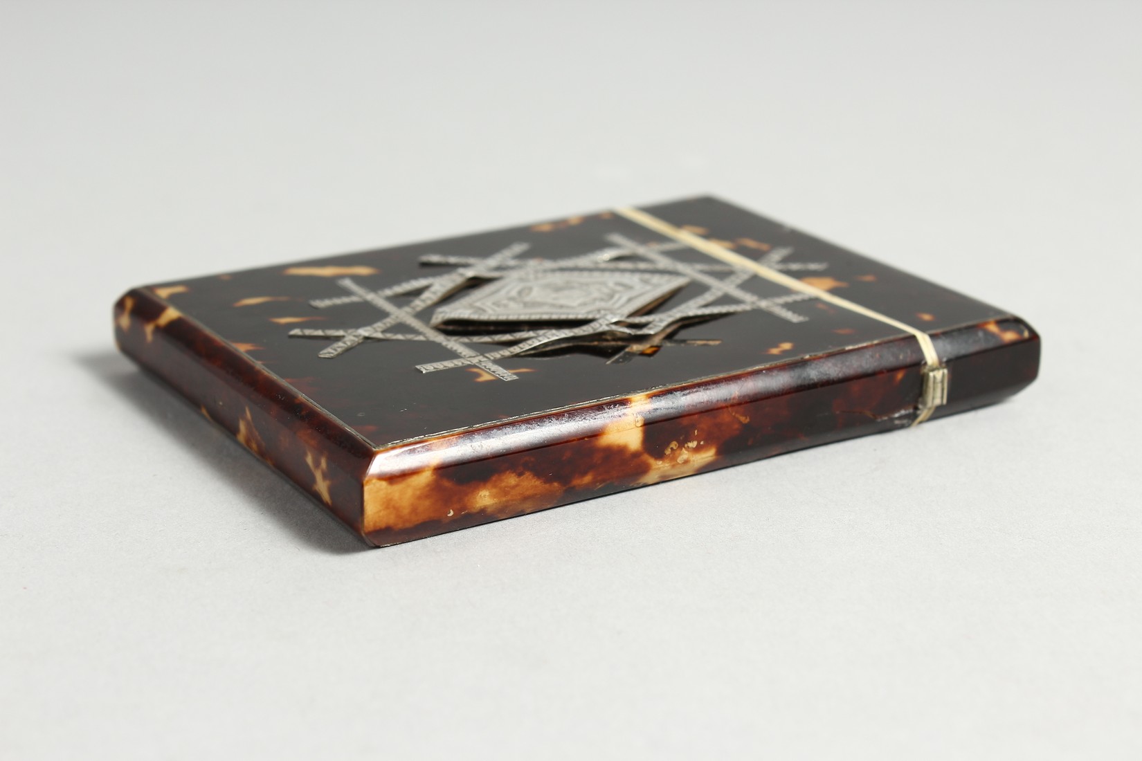 A VICTORIAN SILVER INLAID TORTOISESHELL CALLLING CARD CASE. - Image 4 of 5