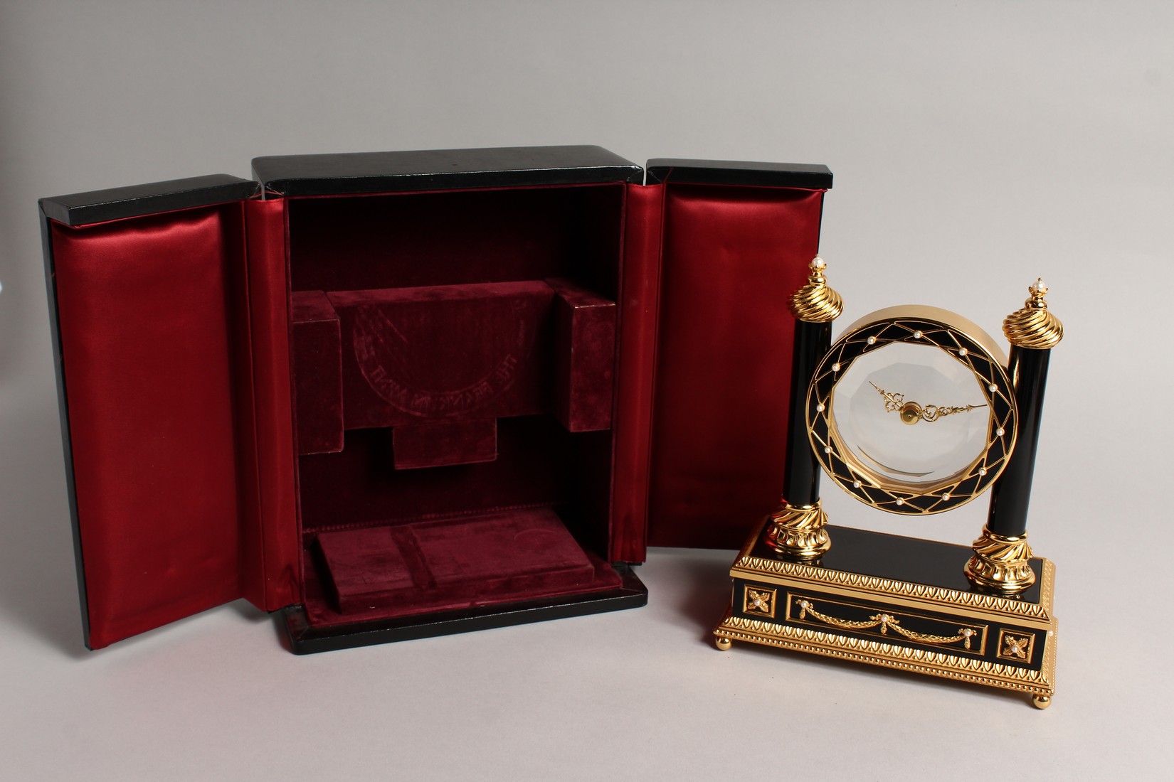 A SUPERB HOUSE OF FABERGE MYSTERY CLOCK from The Franklin Mint, 1988, in its original case 8.5ins - Bild 3 aus 5