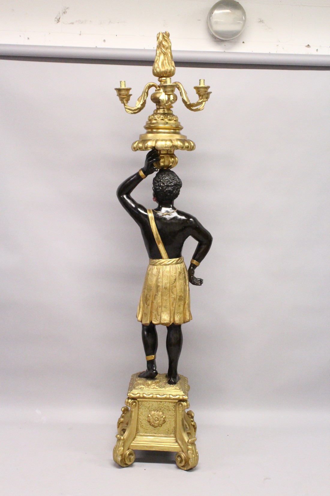 A SUPERB LARGE PAIR OF 19TH CENTURY STANDING NUBILE FIGURE CANDELABRA formed as a a pair of - Image 7 of 7