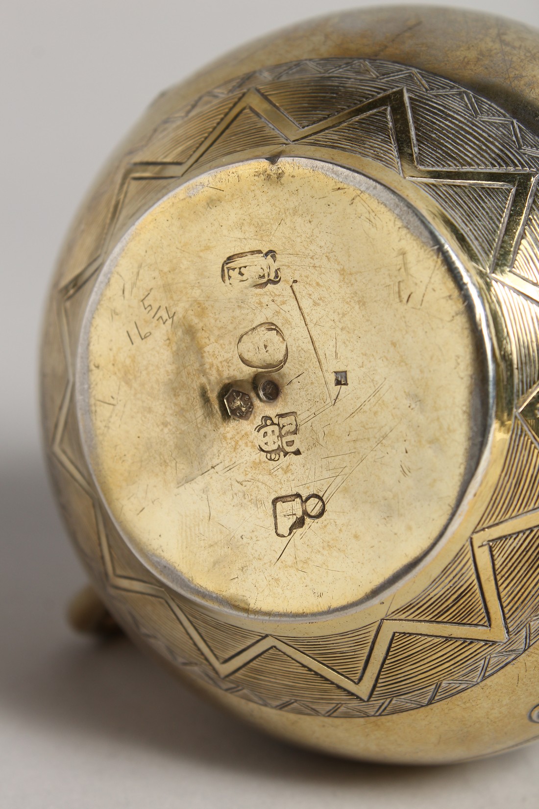 A DUTCH SILVLR GILT CIRCULAR TWO HANDLED BOWL with silvered decoration. Maker R. D. - Bild 8 aus 8