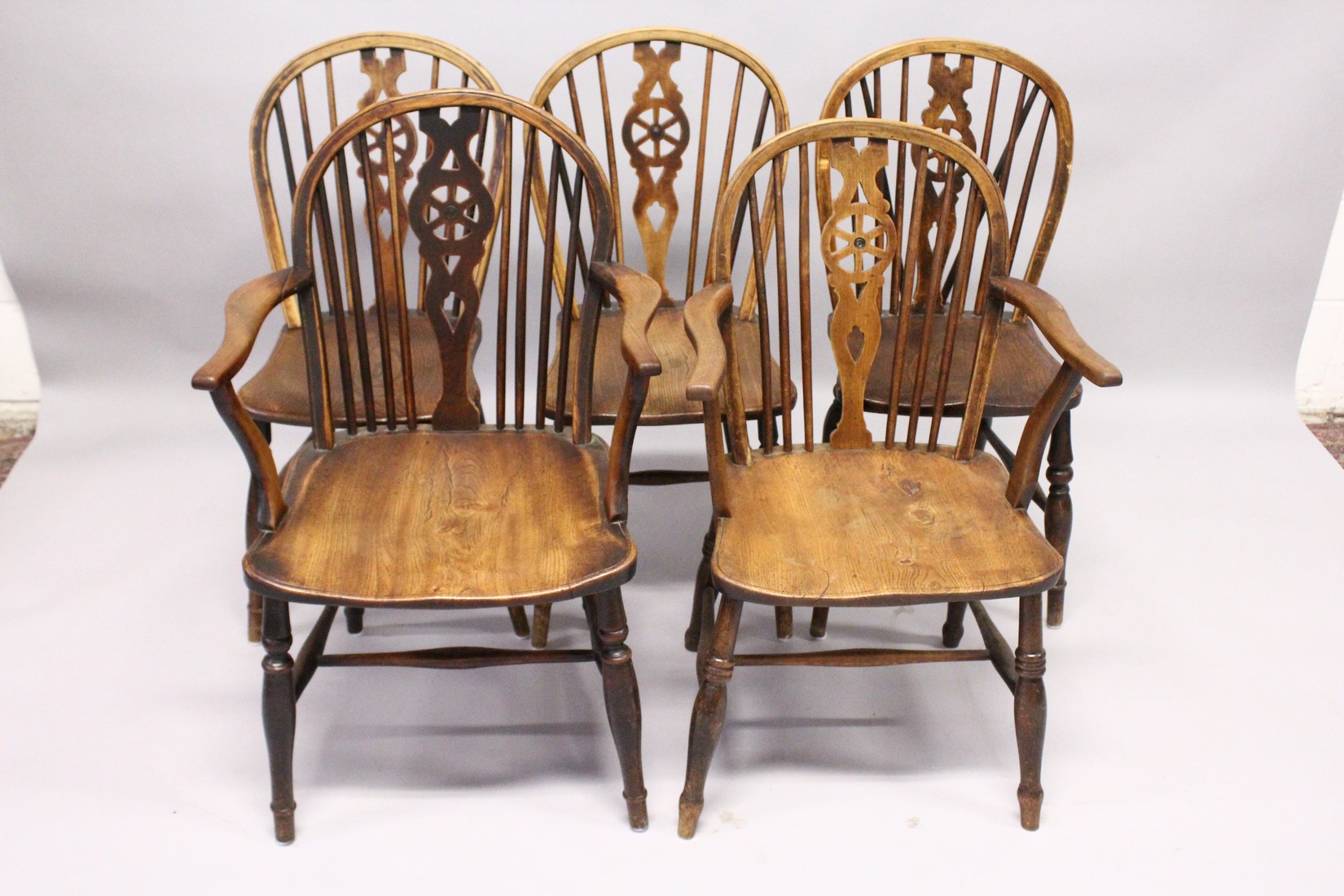 A GOOD SET OF SIX OAK AND ELM WINDSOR WHEEL BACK DINING CHAIRS, two with arms - Image 4 of 5