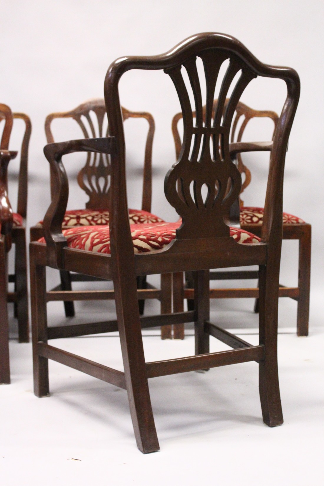 A VERY GOOD SET OF EIGHT HEPPLEWHITE MAHOGANY DINING CHAIRS, two with arms, with pierced vase - Image 4 of 4