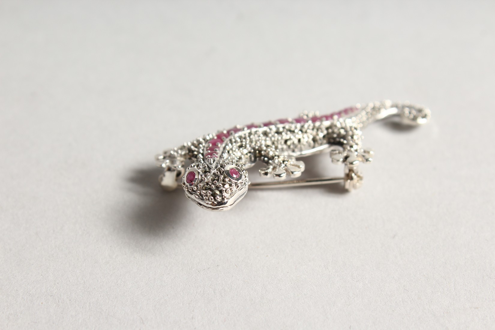 A SILVER MARCASITE AND RUBY LIZARD BROOCH. - Image 3 of 4