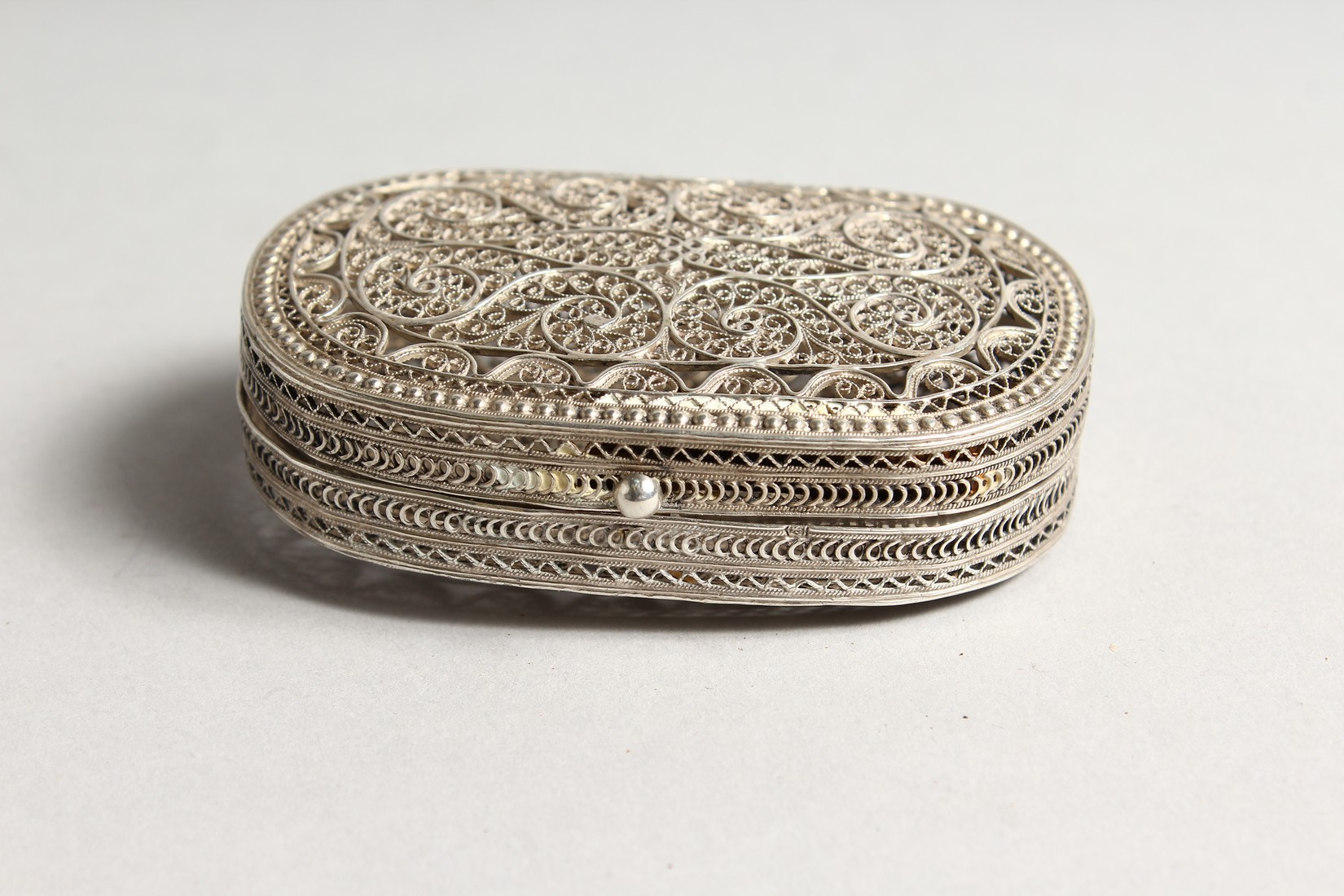A RUSSIAN SILVER FILIGREE OVAL BOX AND COVER . Mark 84 C. D. 3ins long. - Image 3 of 6