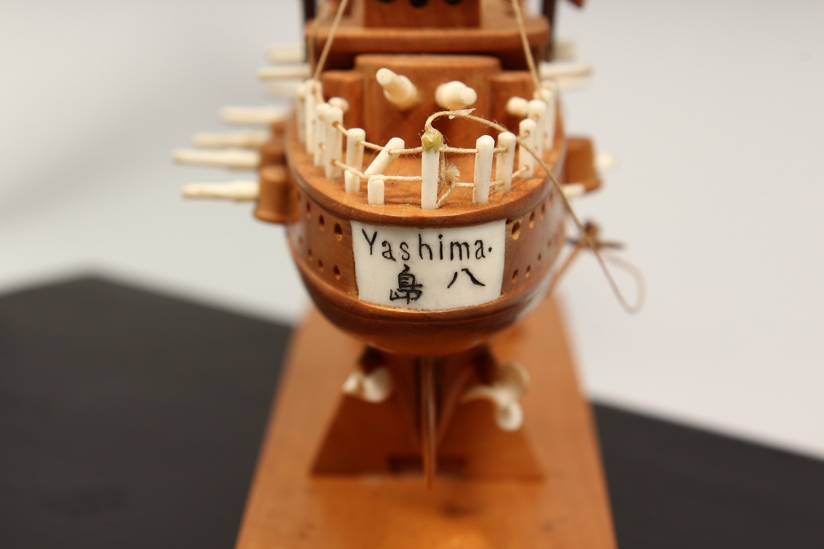 A GOOD BOXWOOD AND BONE MODEL OF A JAPANESE WAR SHIP. Signed YASHIMA, in a display case. Boat 6. - Bild 6 aus 7