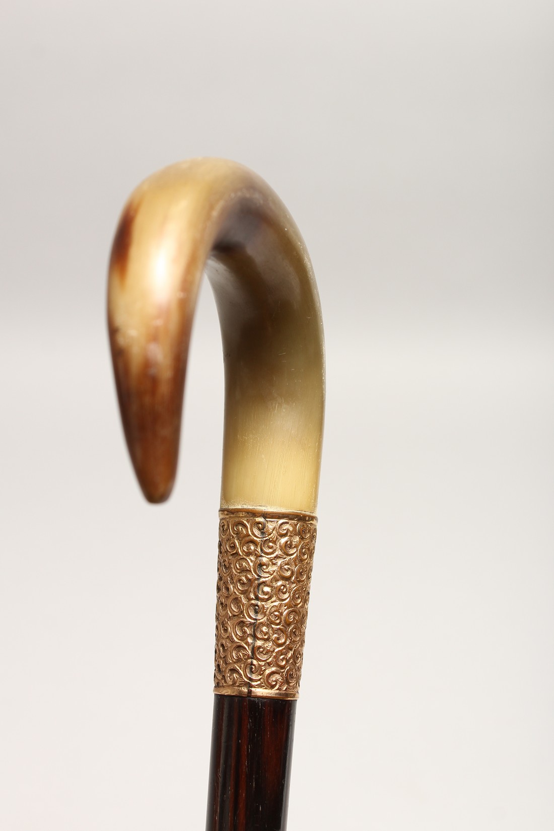 A VERY GOOD 19TH CENTURY RHINO HANDLE WALKING STICK with gilt band 2ft 10ins long - Image 4 of 11