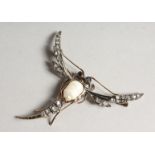 AN 18CT GOLD DRAGONFLY DIAMOND AND SAPPHIRE BROOCH with Barouk pearl