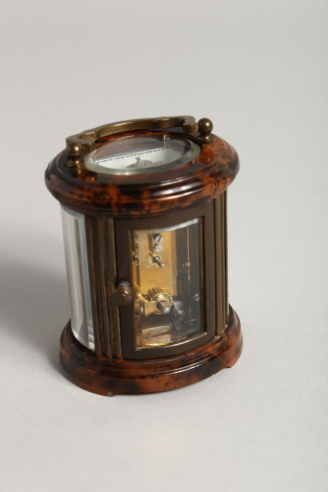 A GOOD CIRCULAR BRASS CARRIAGE CLOCK, MATTHEW NORMAN, LONDON. 3ins high - Bild 3 aus 7