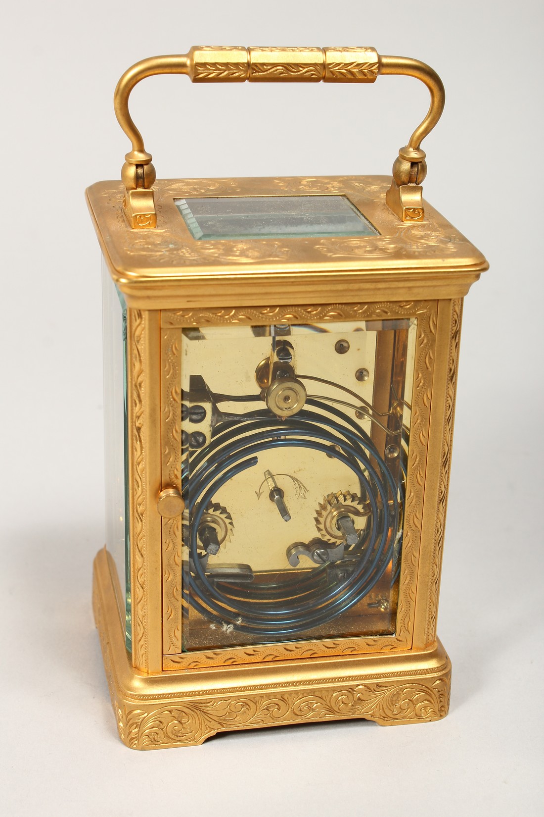 A GILT BRASS CARRIAGE CLOCK, with white enamel dial, roman numerals, the movement striking on a - Bild 3 aus 6