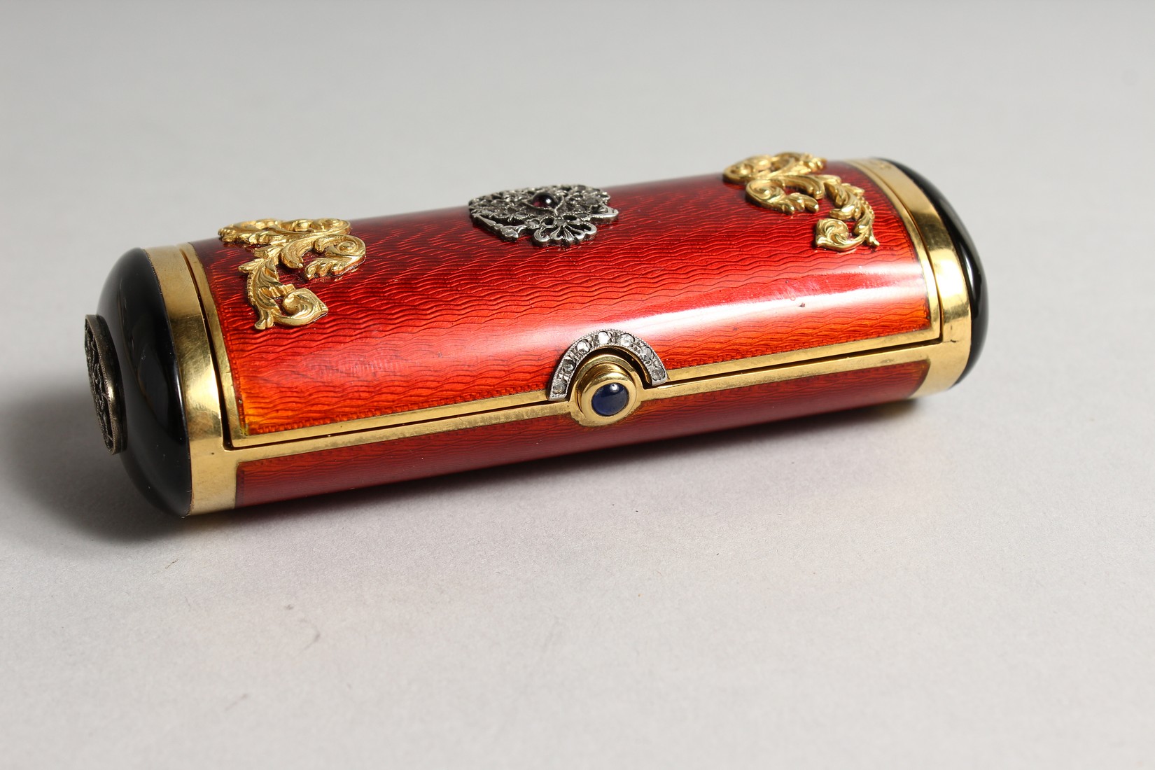 A SUPERB RUSSIAN RED ENAMEL AND SILVER DRUM SHAPED BOX AND COVER with silver scrolls and - Bild 4 aus 12