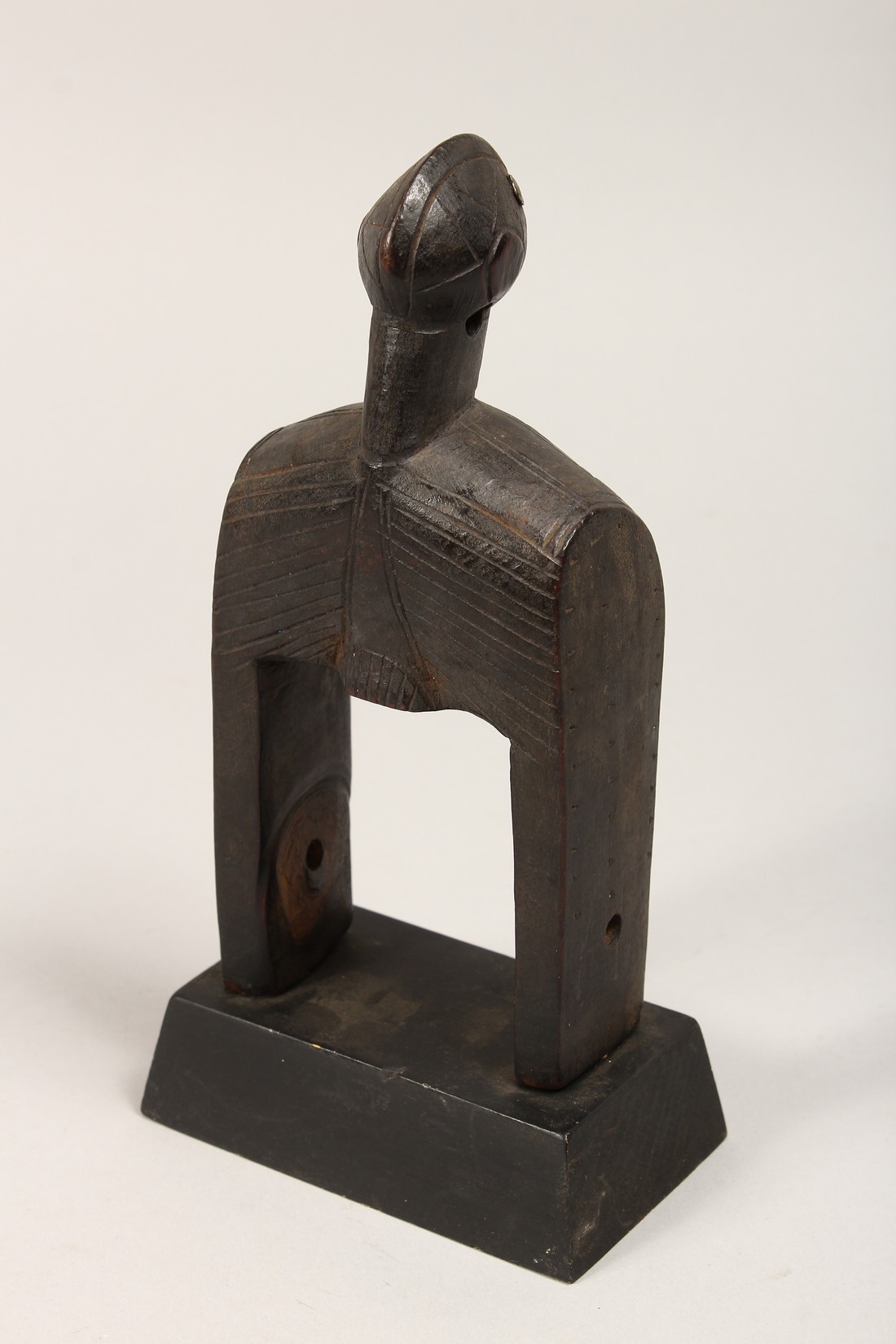 A CARVED TRIBAL PULLEY 8ins - Image 2 of 4