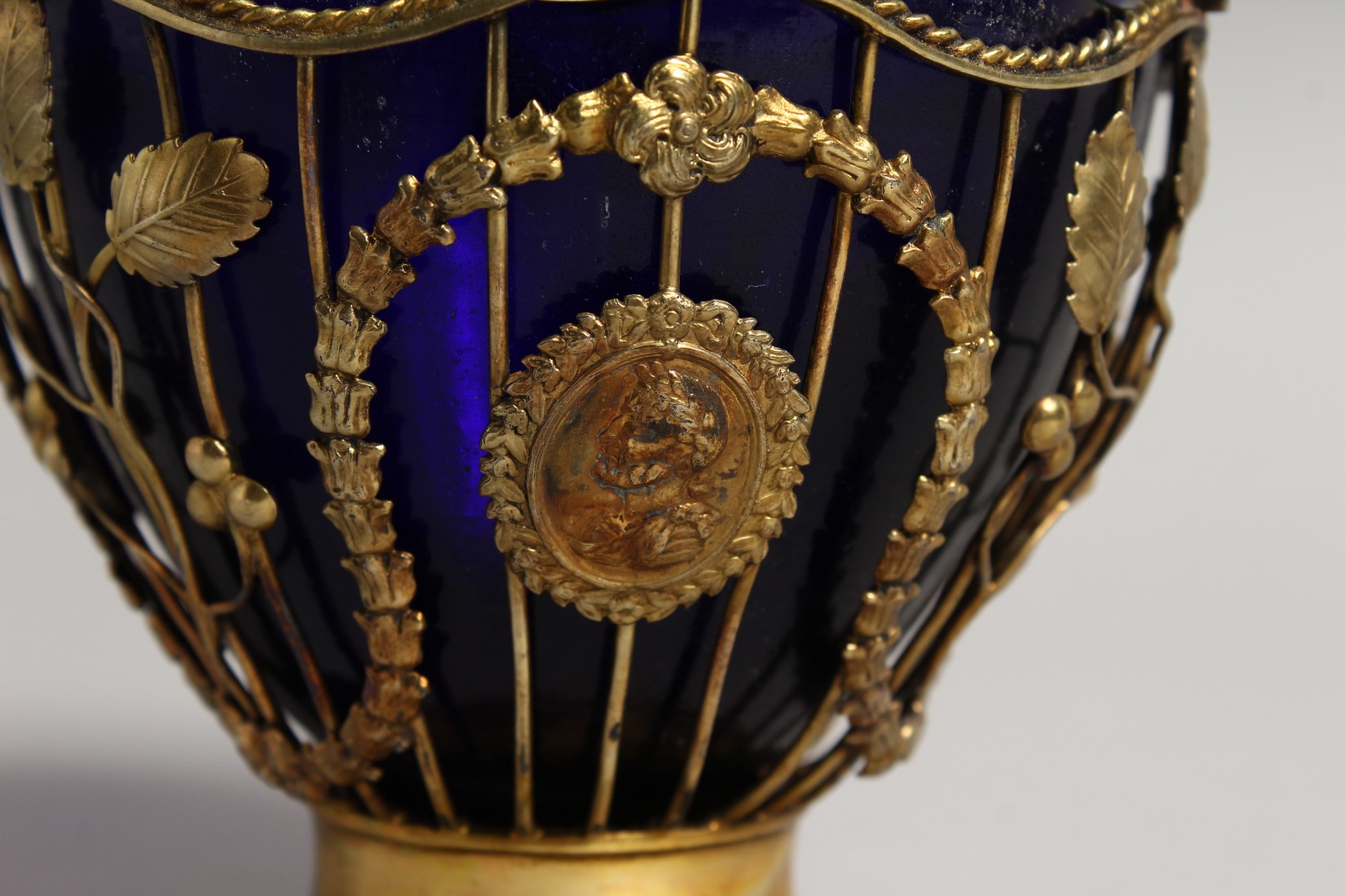 A GOOD GEORGE III SILVER GILT SUGAR BASKET with garlands and medallions and twist handle. London - Image 2 of 8