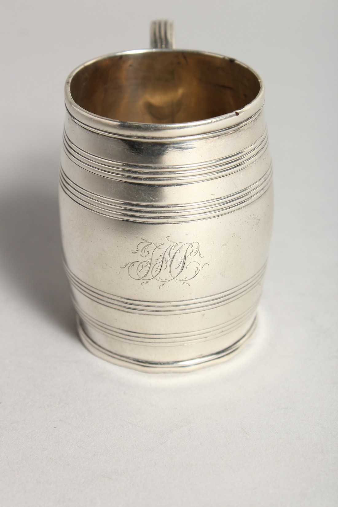 A GEORGE III SILVER BARREL SHAPED MUG London 1782 - Image 2 of 7