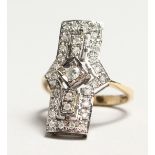 A GOOD 18K WHITE GOLD DECO DESIGN DIAMOND RING