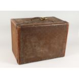 AN OLD LOUIS VUITTON STYLE LEATHER TRUNK with fitted interior and leather carrying handle. 1ft