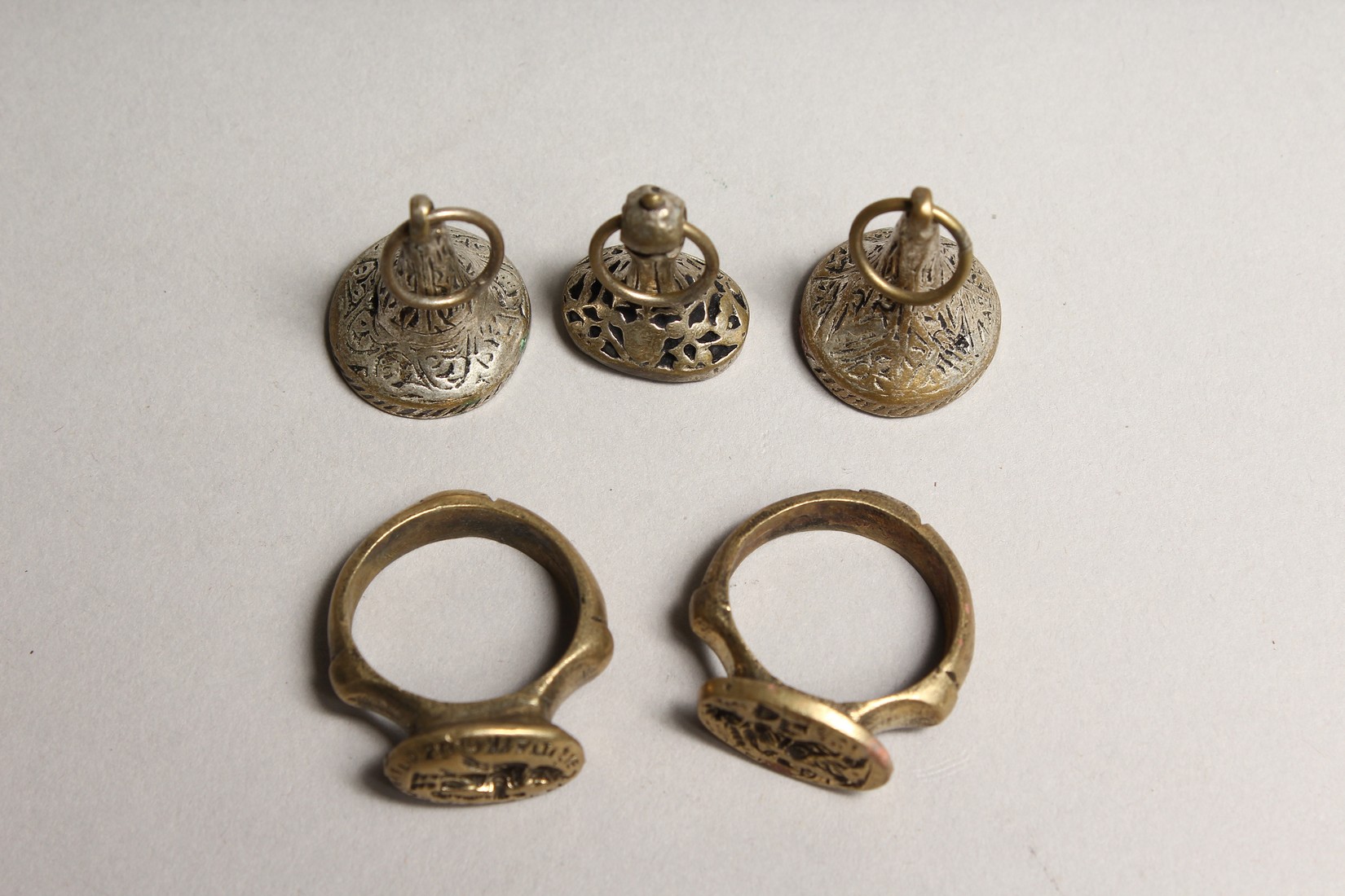 TWO SMALL RINGS AND THREE SEALS (5). - Image 2 of 5