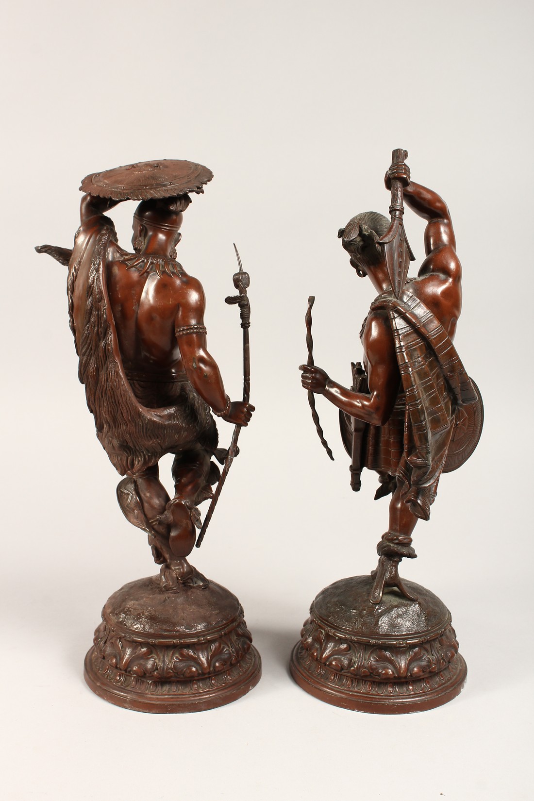 A SUPERB PAIR OF BRONZED-METAL NATIVE AMERICAN FIGURES, on circular bases with wall brackets (4) - Image 3 of 13