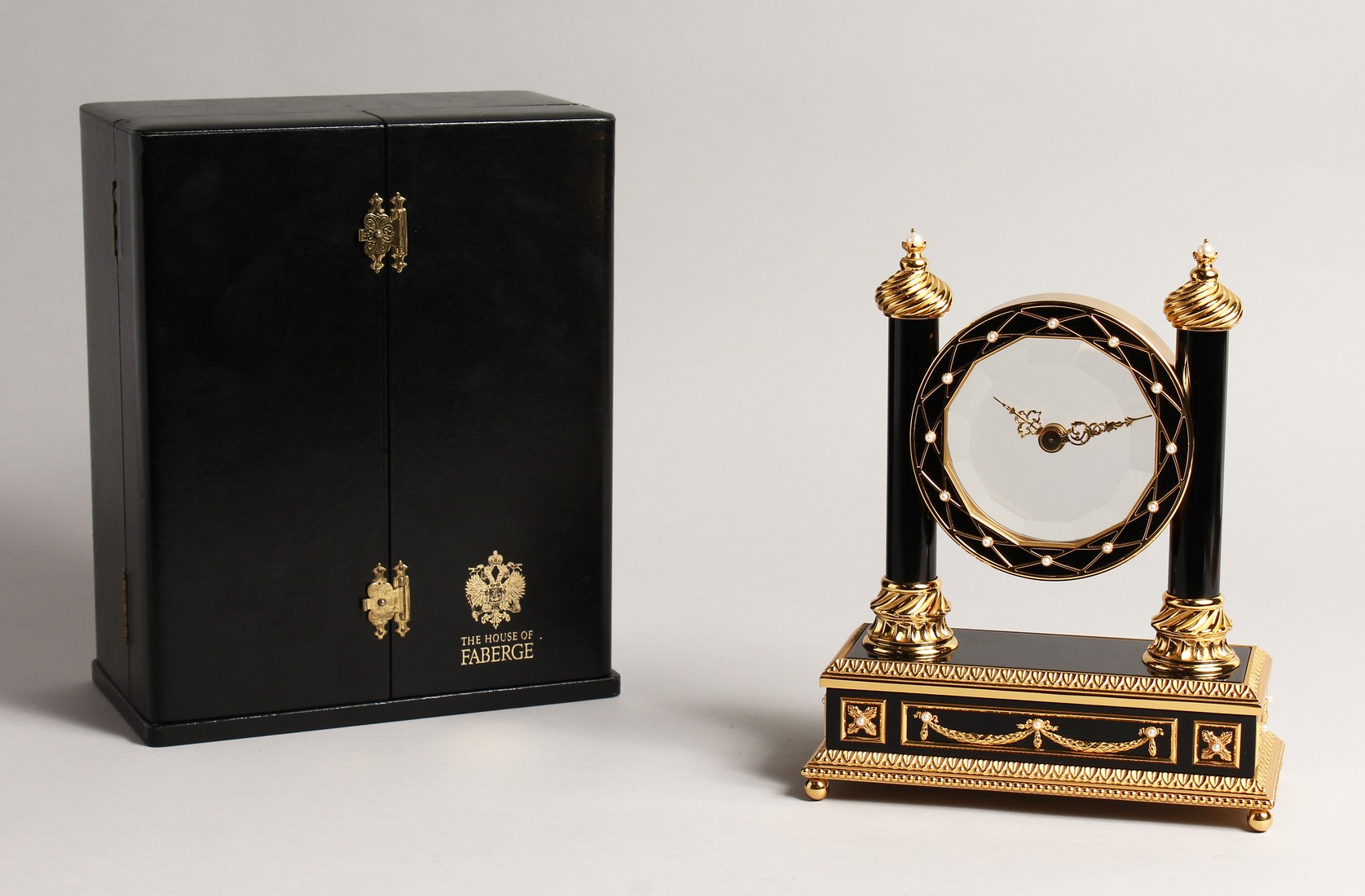 A SUPERB HOUSE OF FABERGE MYSTERY CLOCK from The Franklin Mint, 1988, in its original case 8.5ins - Bild 5 aus 5