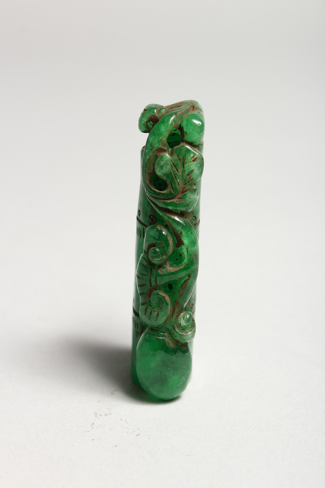 A GREEN JADE PENDANT 2.5ins - Image 2 of 5