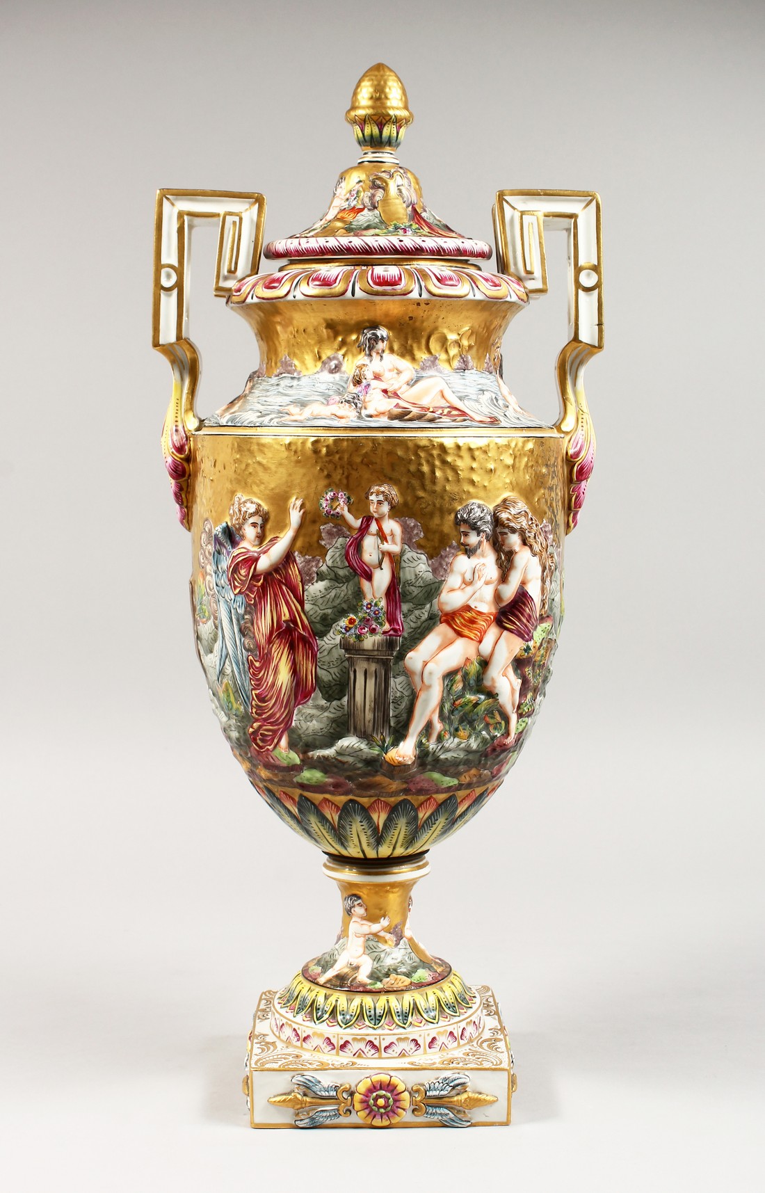 A SUPERB LARGE CAPODIMONTE TWO HANDLED URN SHAPE VASE AND COVER with gilt ground, with classical