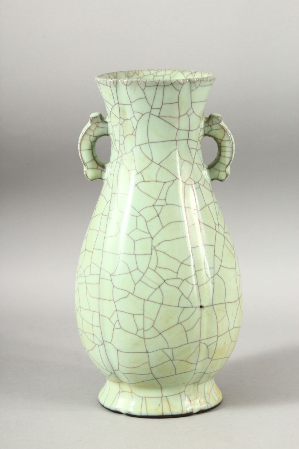 A CHINESE CELADON CRACKLE GLAZE TWIN HANDLE VASE, 28.5cm high. - Image 3 of 6