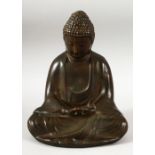 A CHINESE SEATED BRONZE FIGURE OF A BUDDHA / DEITY - 25CM