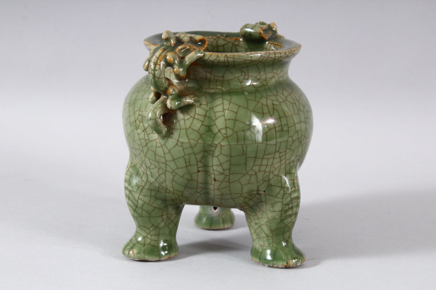 A GOOD CHINESE CRACKLE GLAZE CELADON TRIPOD CENSER, the handles formed as dragons, 15.5cm high. - Image 3 of 7