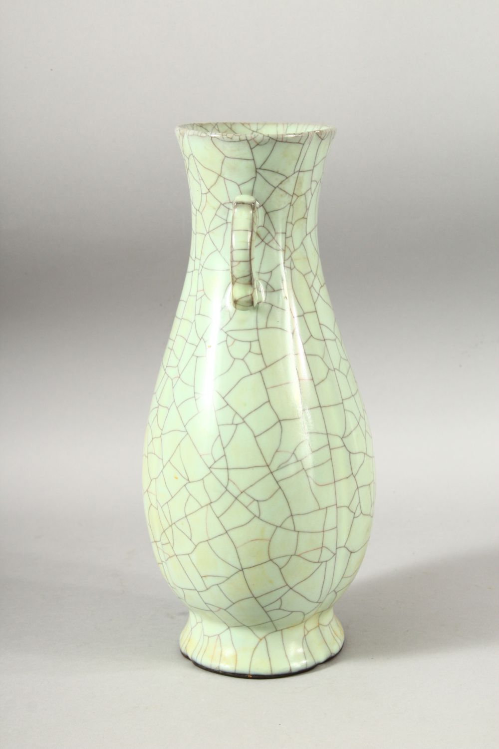 A CHINESE CELADON CRACKLE GLAZE TWIN HANDLE VASE, 28.5cm high. - Image 4 of 6