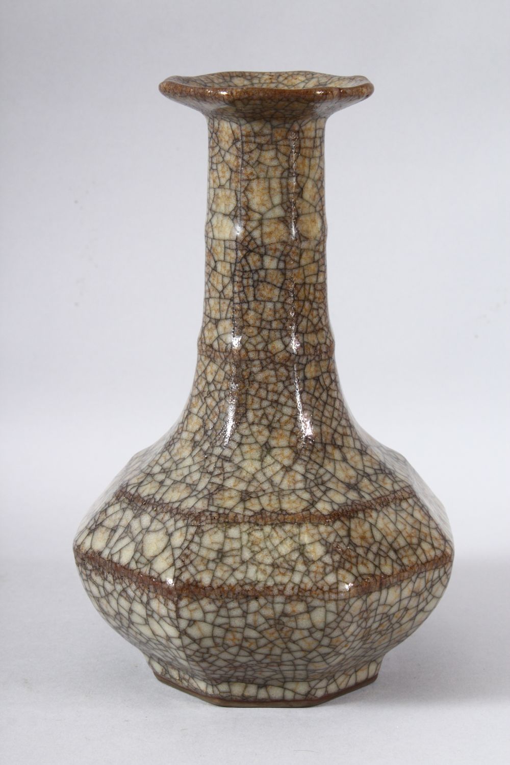 A CHINESE CRACKLE GLAZED VASE, 24cm high. - Image 4 of 6