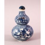 A CHINESE BLUE AND WHITE GOURD SHAPED PORCELAIN SNUFF BOTTLE, painted to each side with a figure