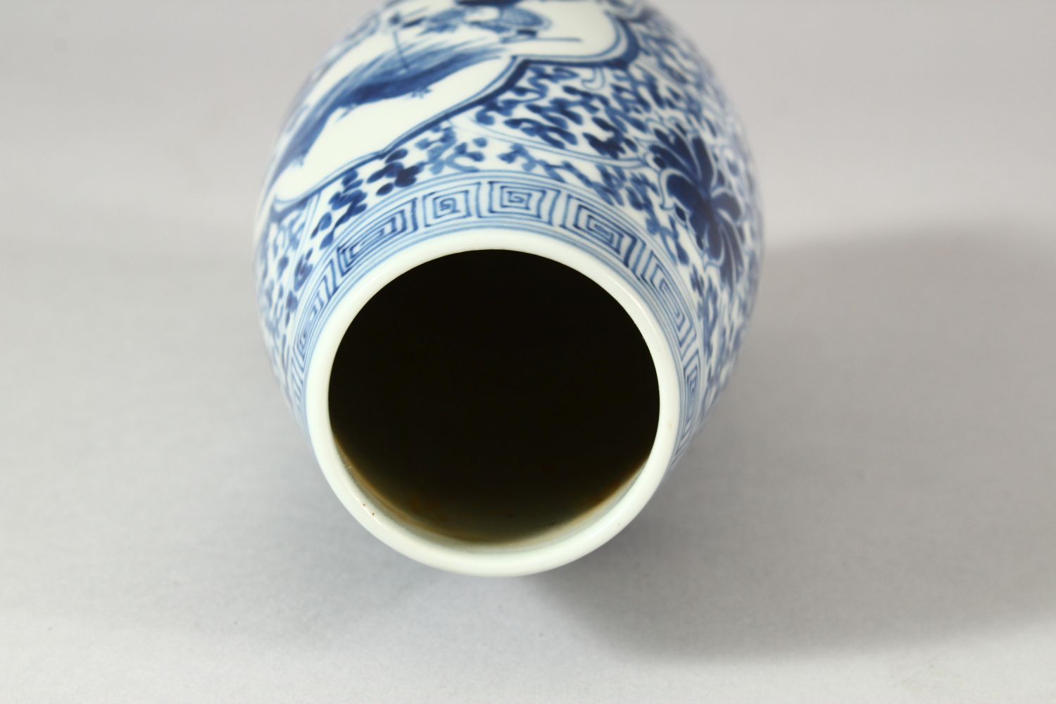 A GOOD CHINESE BLUE & WHITE PORCELAIN SLEEVE FORM VASE - decorated with scenes of battle among - Image 5 of 6