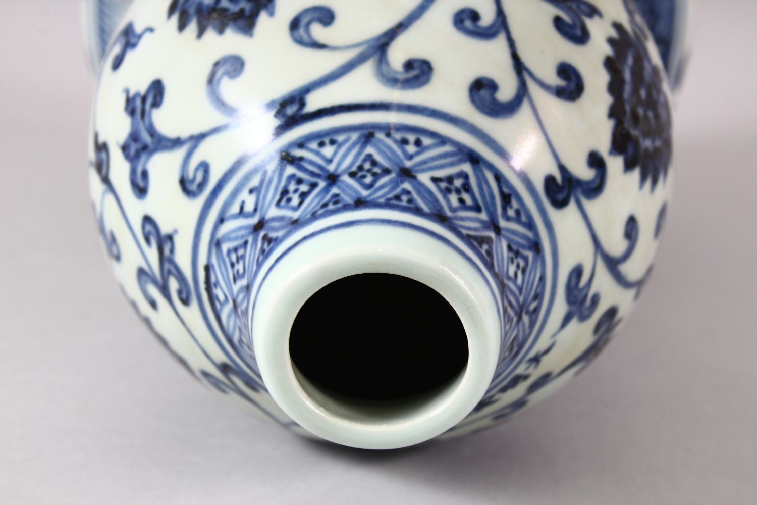 A CHINESE BLUE AND WHITE DOUBLE GOURD VASE, painted with lotus flowers, six character mark to rim, - Image 6 of 7