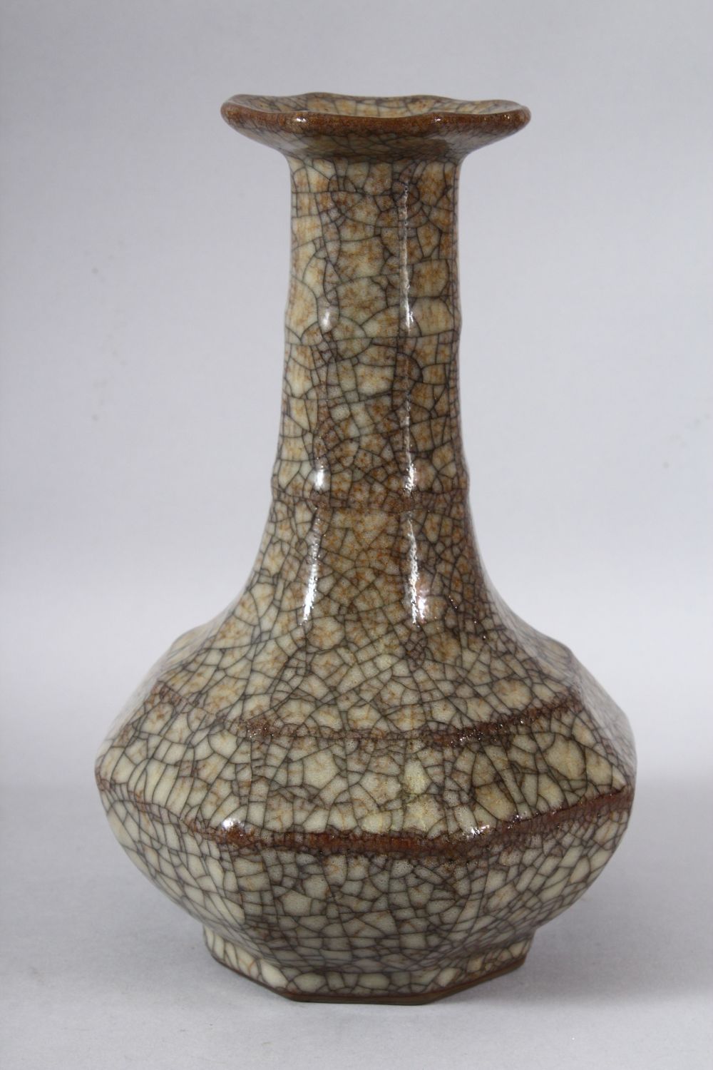 A CHINESE CRACKLE GLAZED VASE, 24cm high. - Image 3 of 6