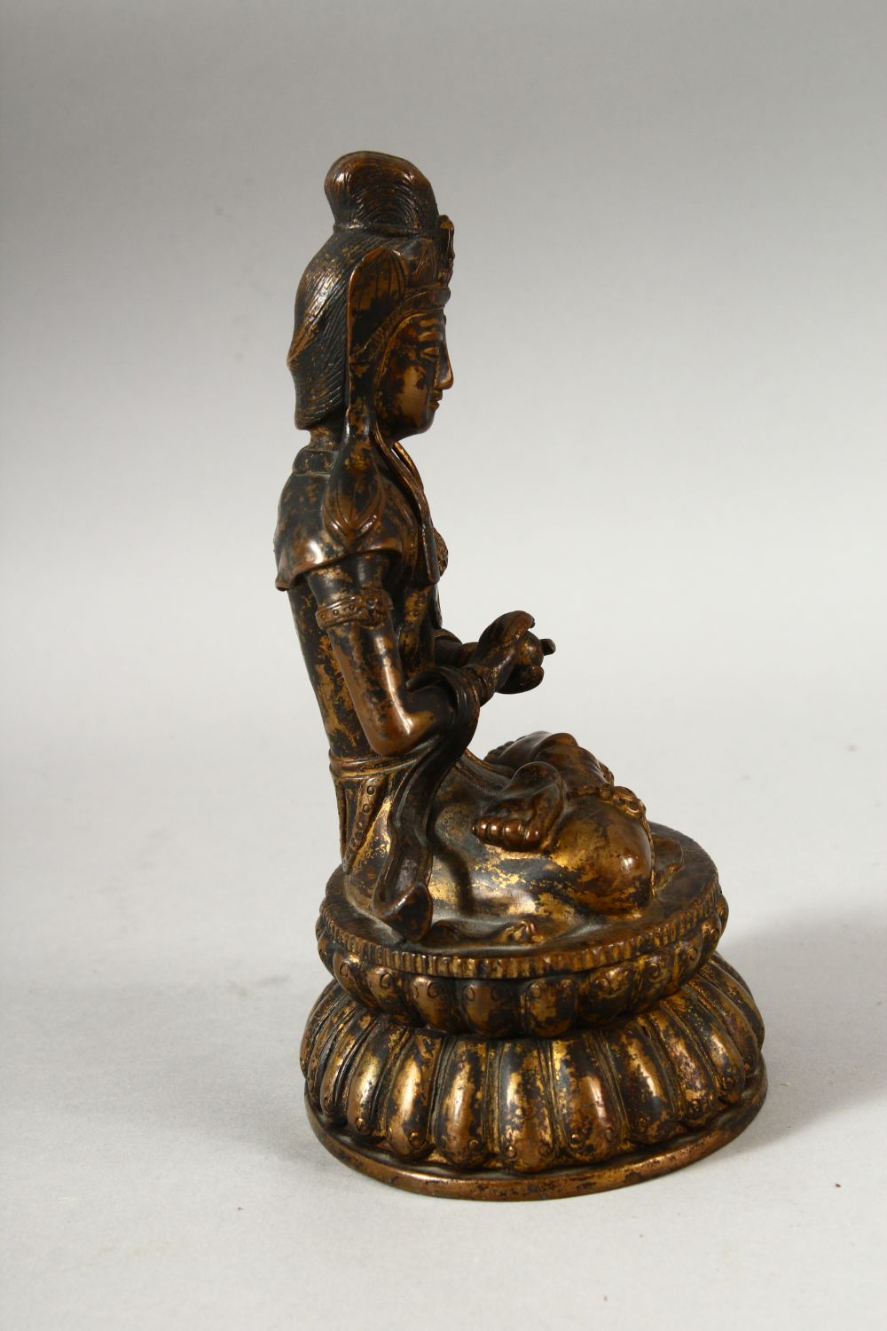 A CHINESE GILT BRONZE FIGURE OF BUDDHA / DEITY - in a seated pose holding a ball, 18cm - Image 4 of 7