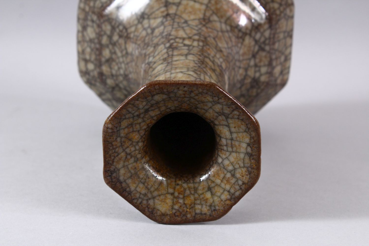 A CHINESE CRACKLE GLAZED VASE, 24cm high. - Image 5 of 6