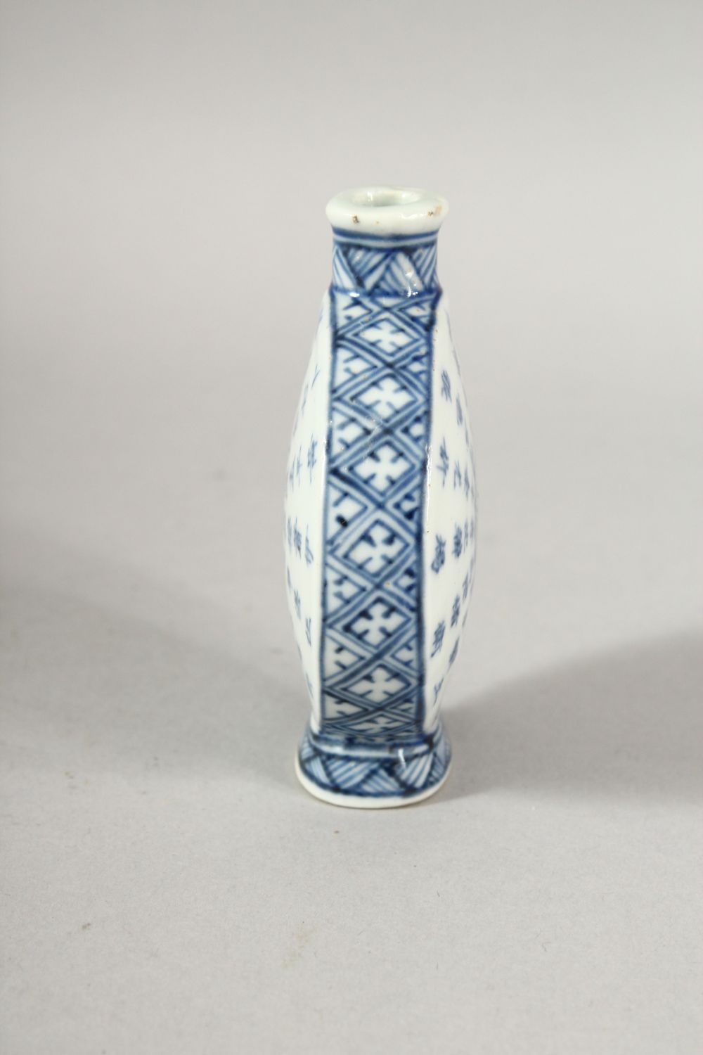 A GOOD CHINESE BLUE & WHITE " MOONFLASK" FORM PORCELAIN SNUFF BOTTLE - The base with a four - Image 2 of 6