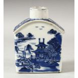 A CHINESE BLUE AND WHITE PORCELAIN CADDY, 11.5cm.