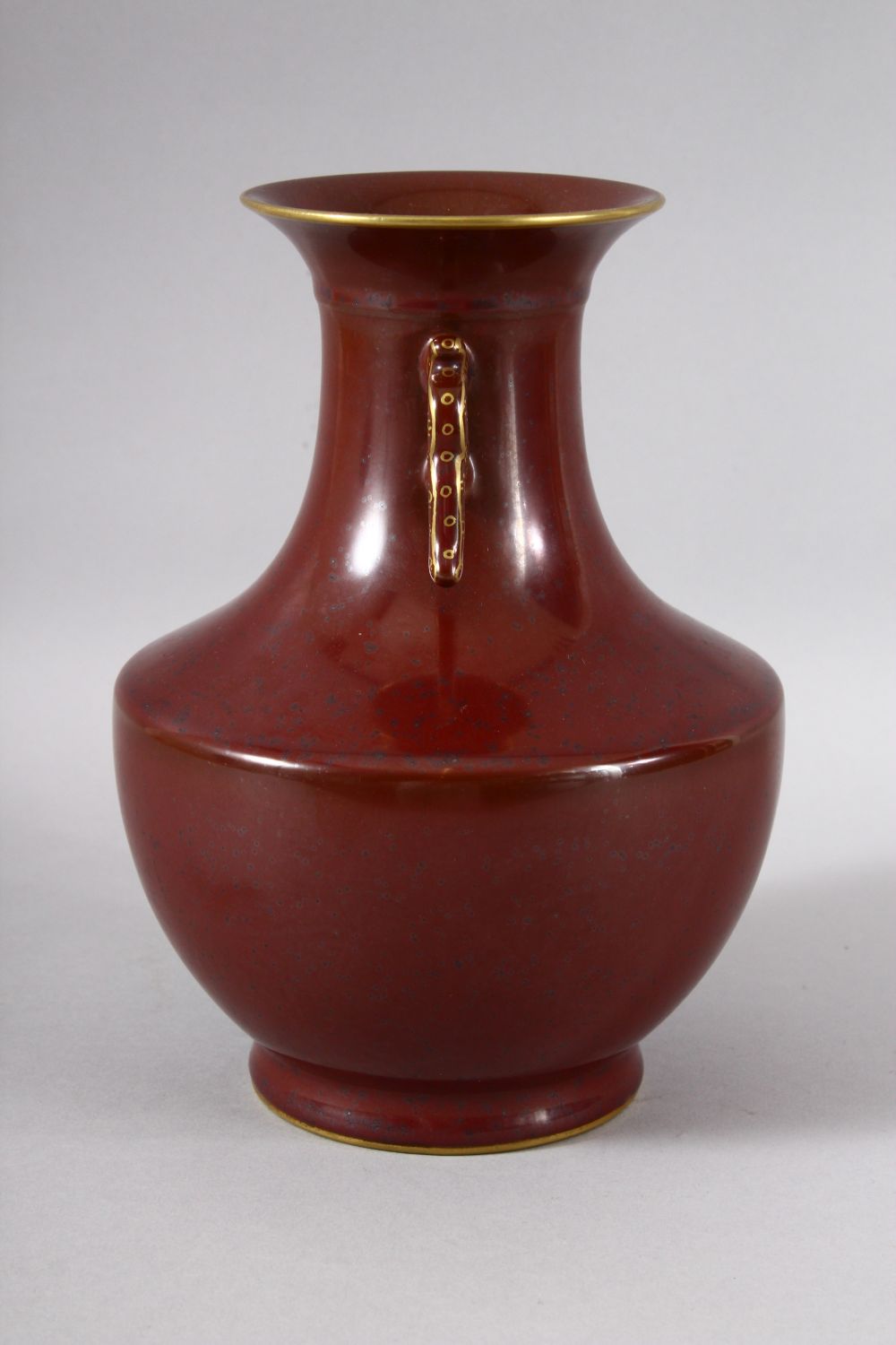 A CHINESE PORCELAIN RED GROUND BALUSTER FORM VASE, with unusual speckled glaze, the rims and handles - Image 4 of 7