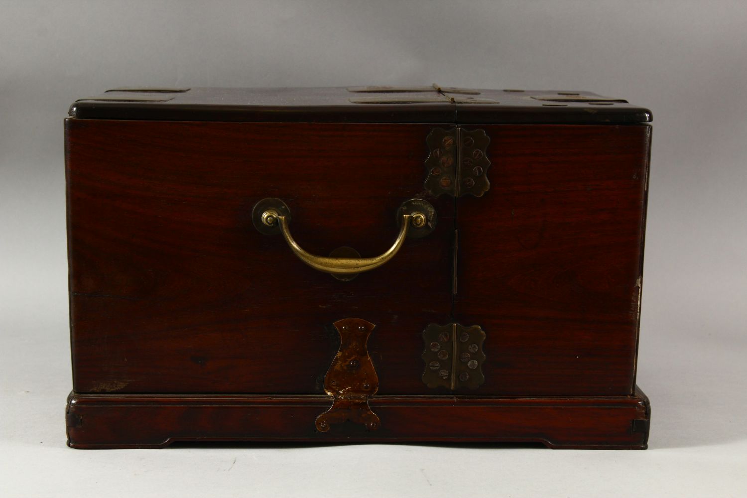 A LARGE CHINESE POSSIBLY ZITAN WOOD COSMETIC BOX, comprising a hinged rising mirror, six drawers and - Image 7 of 9