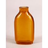 A CHINESE AMBER GLASS SNUFF BOTTLE - 7cm