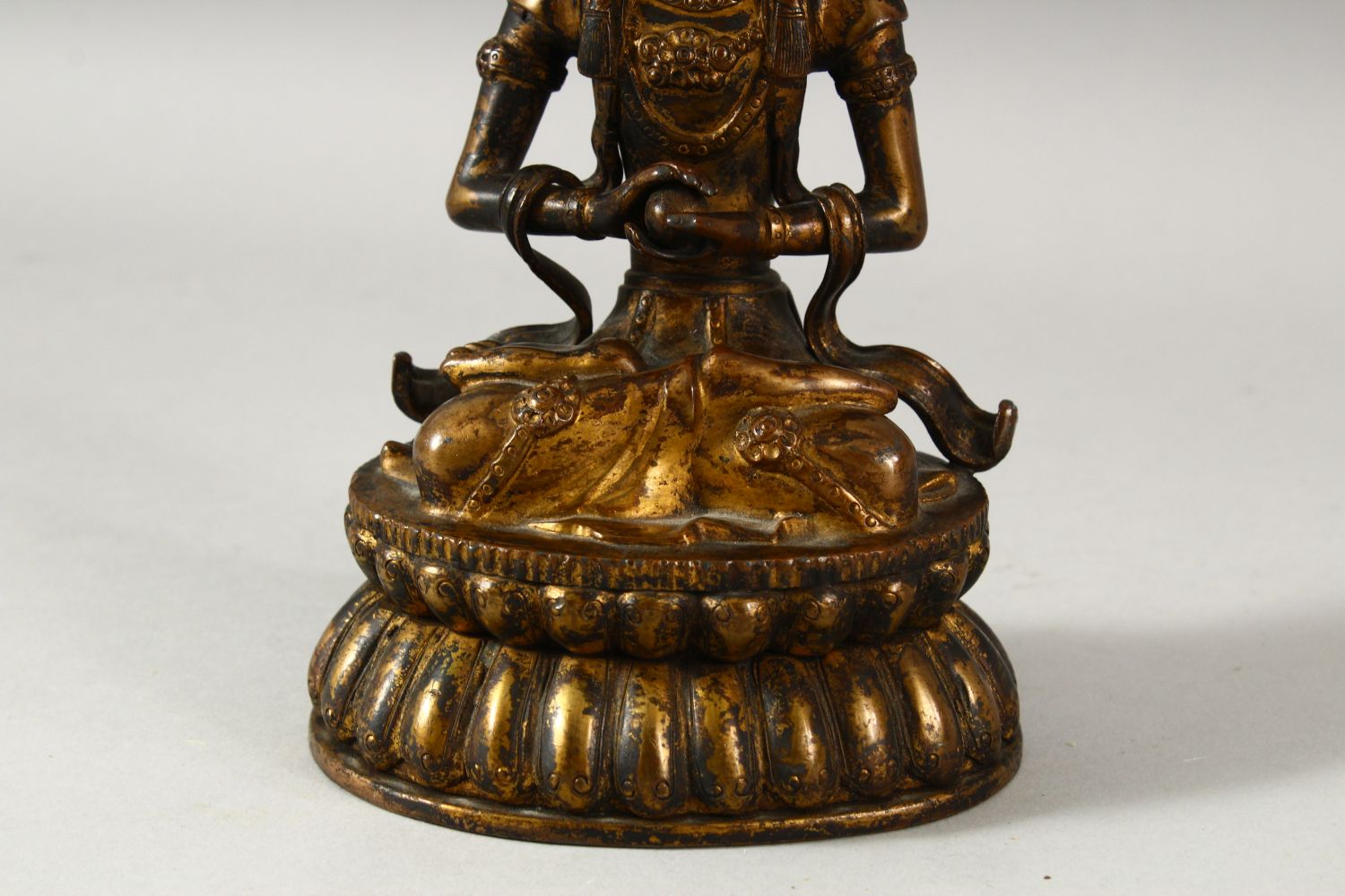 A CHINESE GILT BRONZE FIGURE OF BUDDHA / DEITY - in a seated pose holding a ball, 18cm - Image 6 of 7