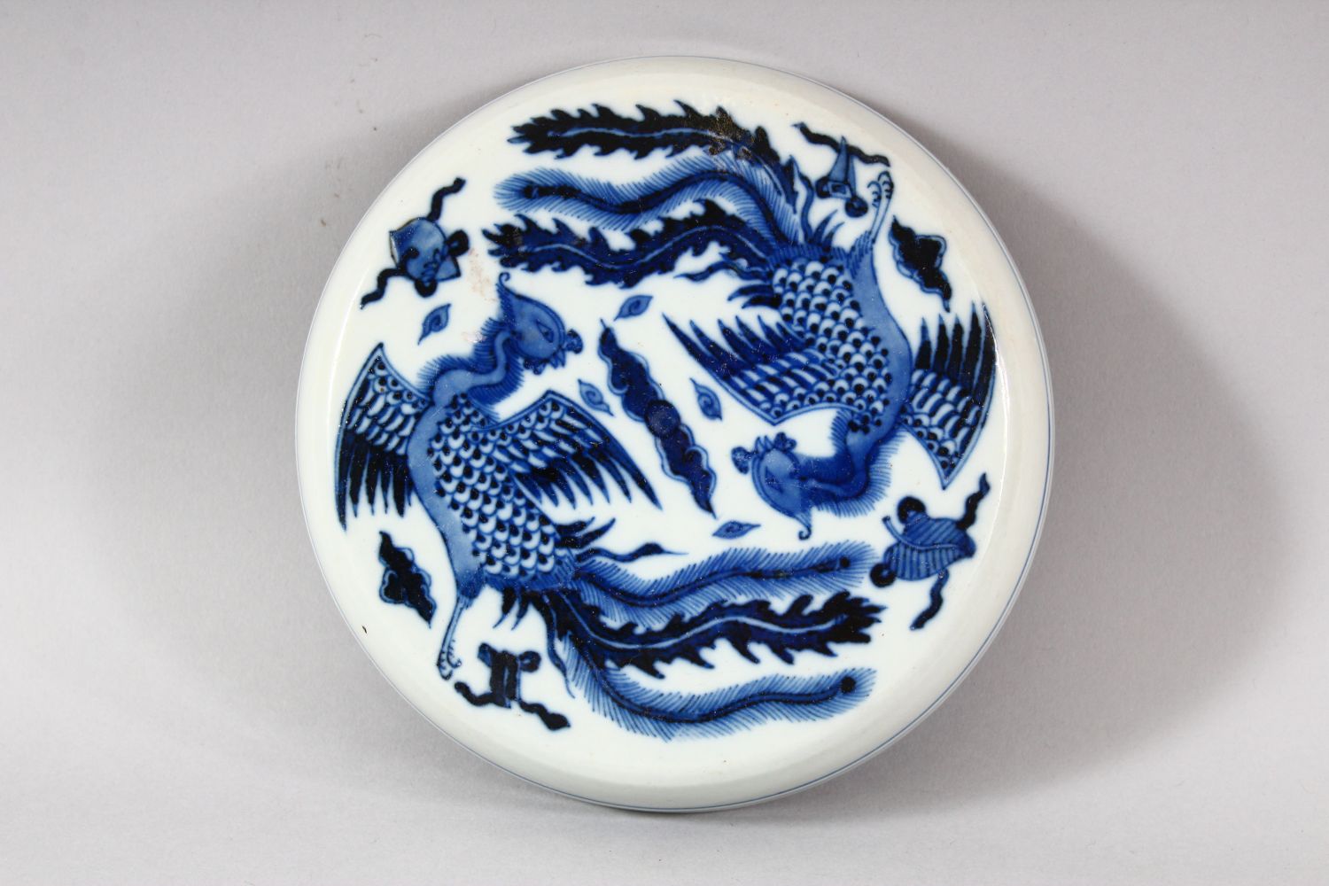 A CHINESE BLUE AND WHITE PORCELAIN CIRCULAR BOX AND COVER, the exterior painted with phoenix, the - Image 5 of 9