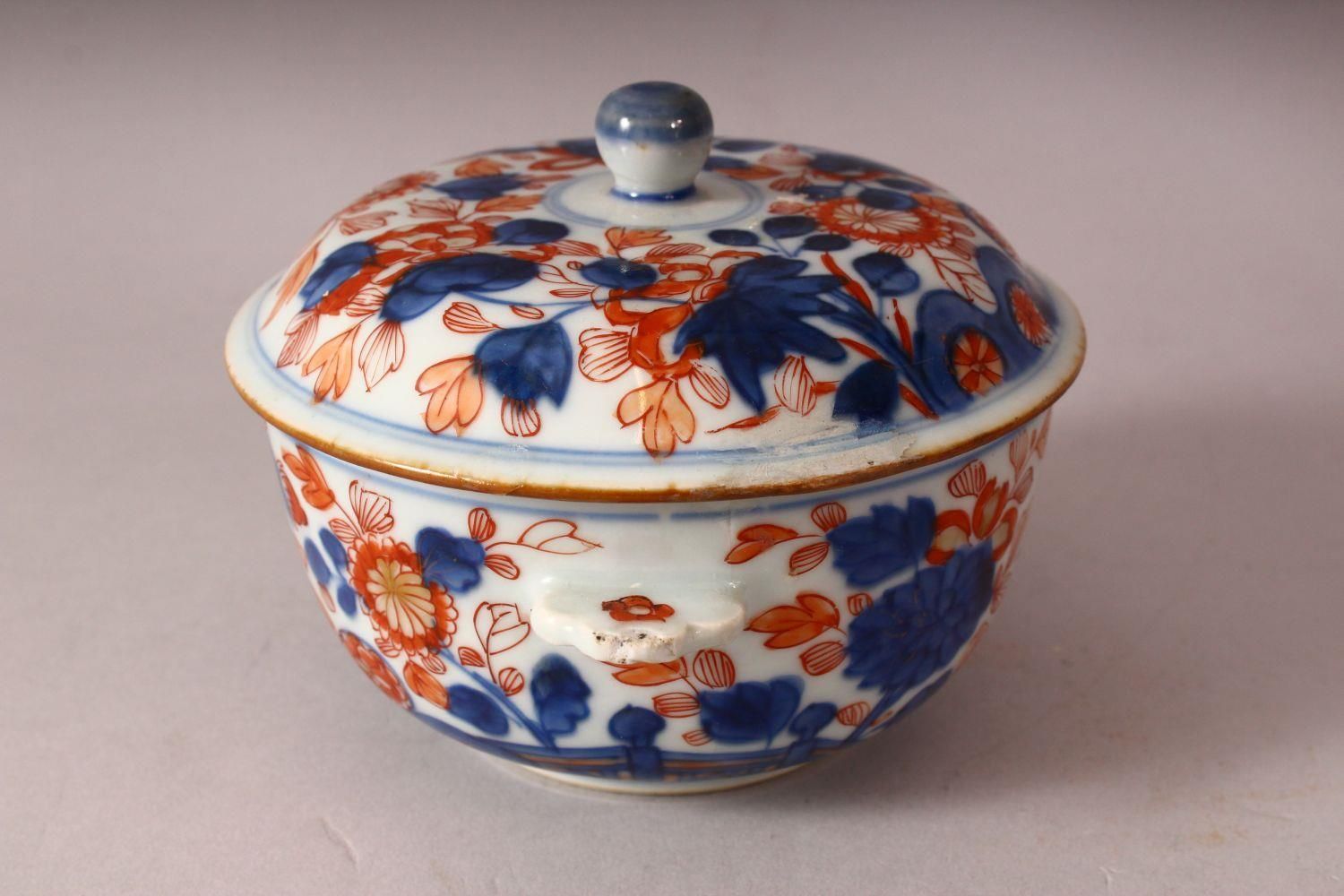 A 19TH CENTURY CHINESE PORCLELAIN ECULE & COVER - decorated with typical imari palate depicting - Image 4 of 6