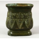 A CHINESE ARCHAIC STYLE BRONZE VESSEL / VASE - 9CM