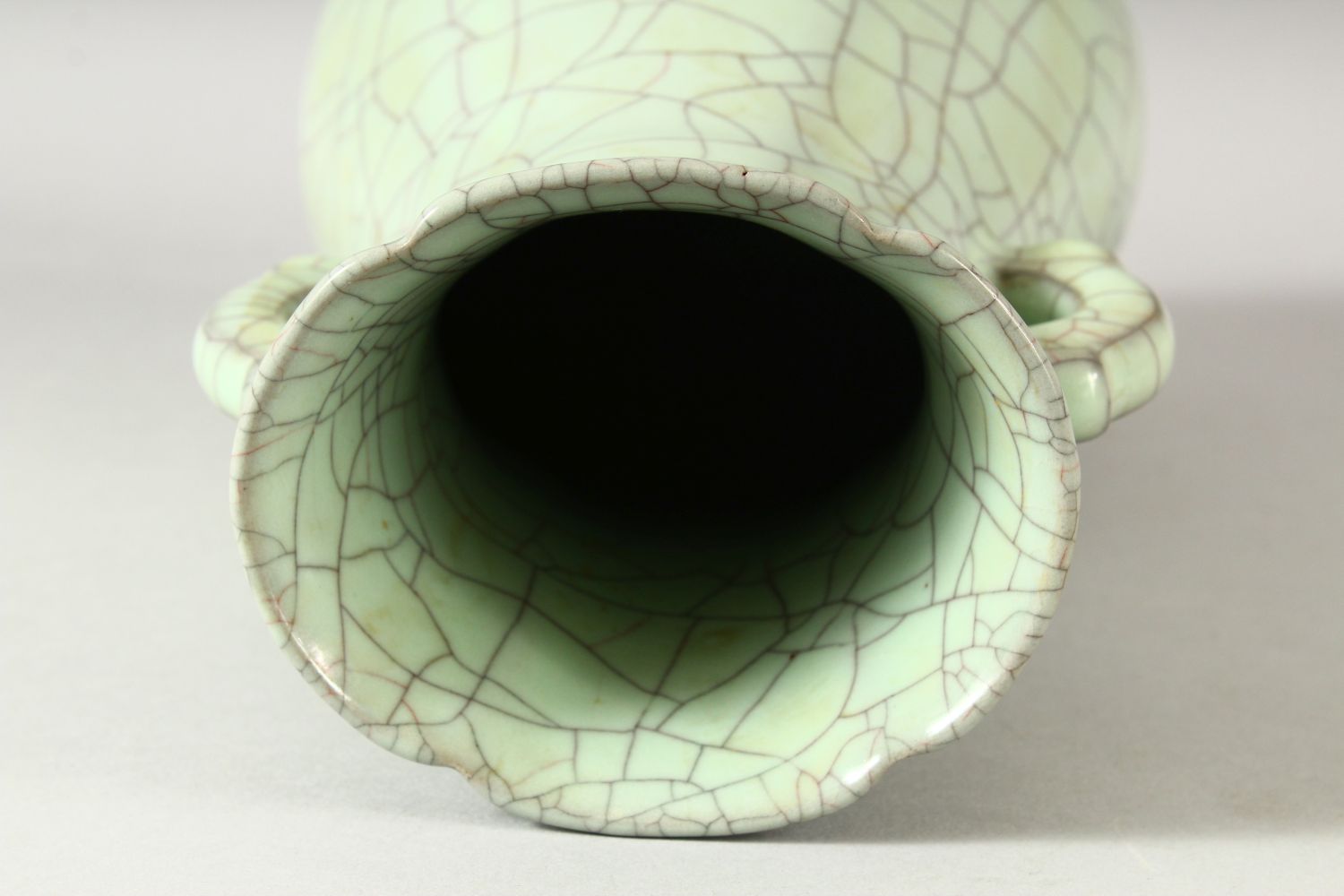 A CHINESE CELADON CRACKLE GLAZE TWIN HANDLE VASE, 28.5cm high. - Image 5 of 6