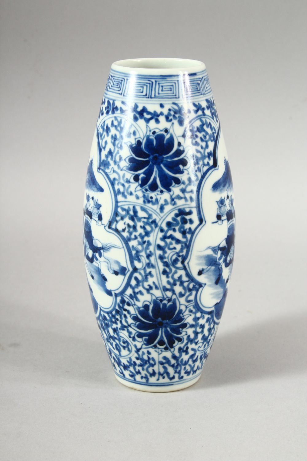 A GOOD CHINESE BLUE & WHITE PORCELAIN SLEEVE FORM VASE - decorated with scenes of battle among - Image 2 of 6