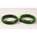 A PAIR OF CHINESE PEKING GLASS BANGLES - I.D 6.5cm