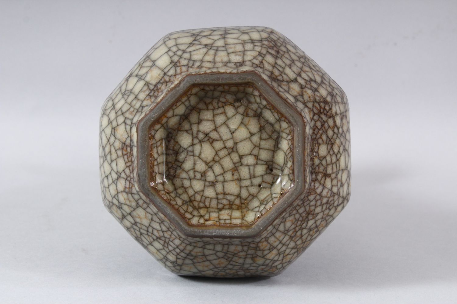 A CHINESE CRACKLE GLAZED VASE, 24cm high. - Image 6 of 6