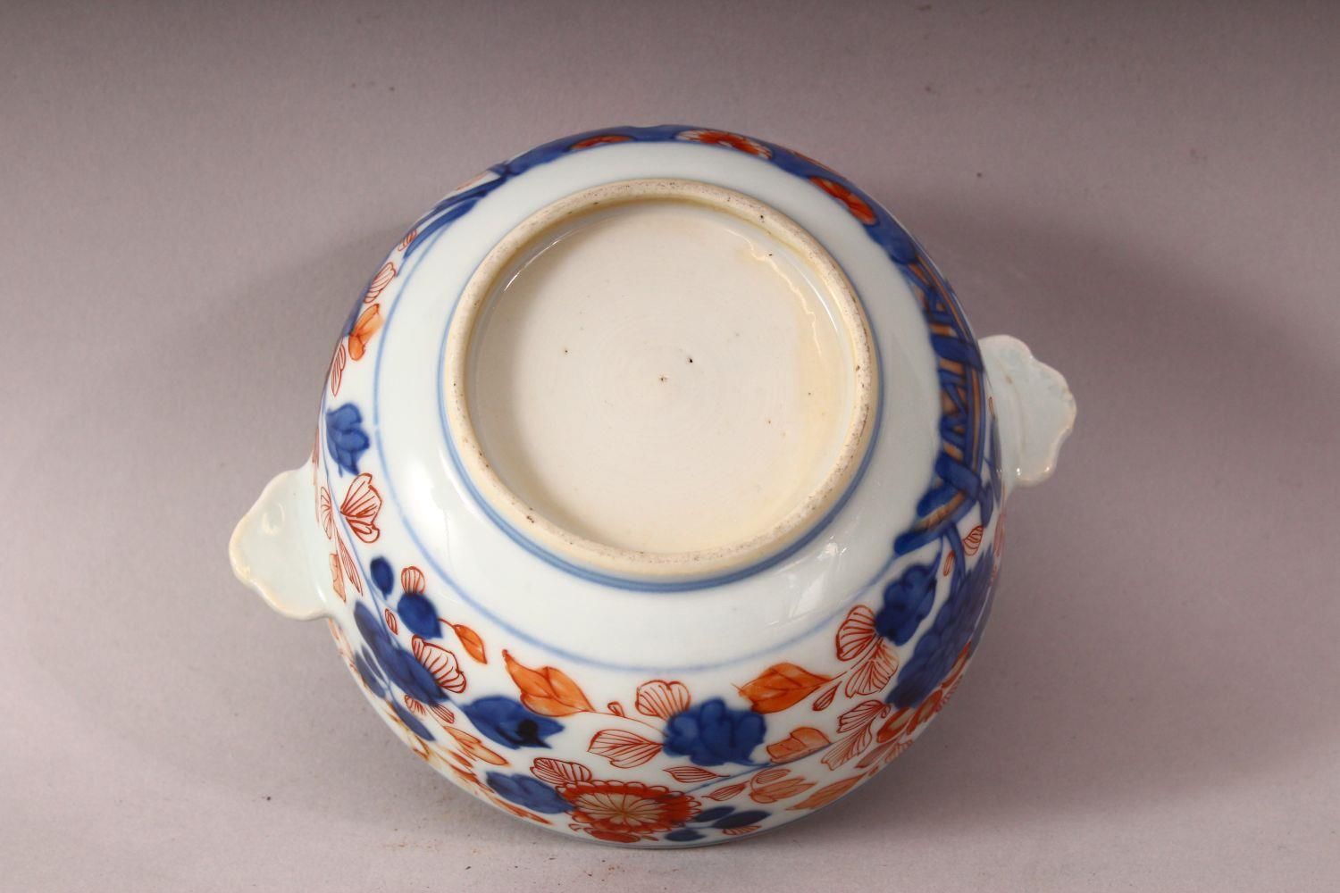 A 19TH CENTURY CHINESE PORCLELAIN ECULE & COVER - decorated with typical imari palate depicting - Image 6 of 6