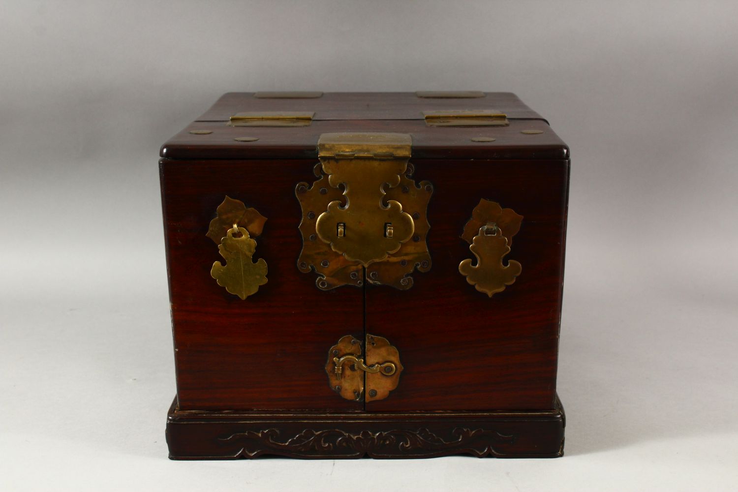 A LARGE CHINESE POSSIBLY ZITAN WOOD COSMETIC BOX, comprising a hinged rising mirror, six drawers and - Image 4 of 9